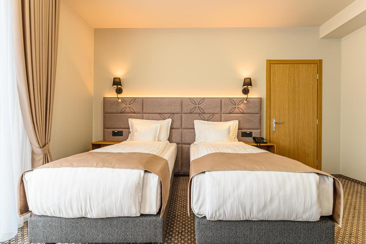 Hotel Dukat Gura Humorului Esterno foto