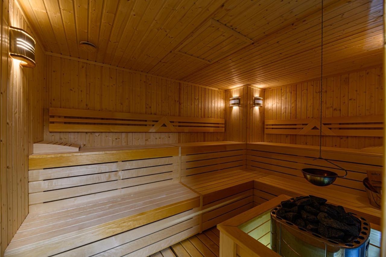 Hotel Dukat Gura Humorului Esterno foto