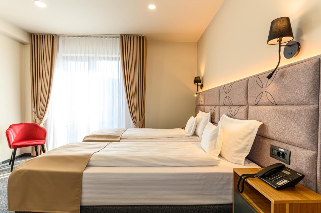 Hotel Dukat Gura Humorului Esterno foto