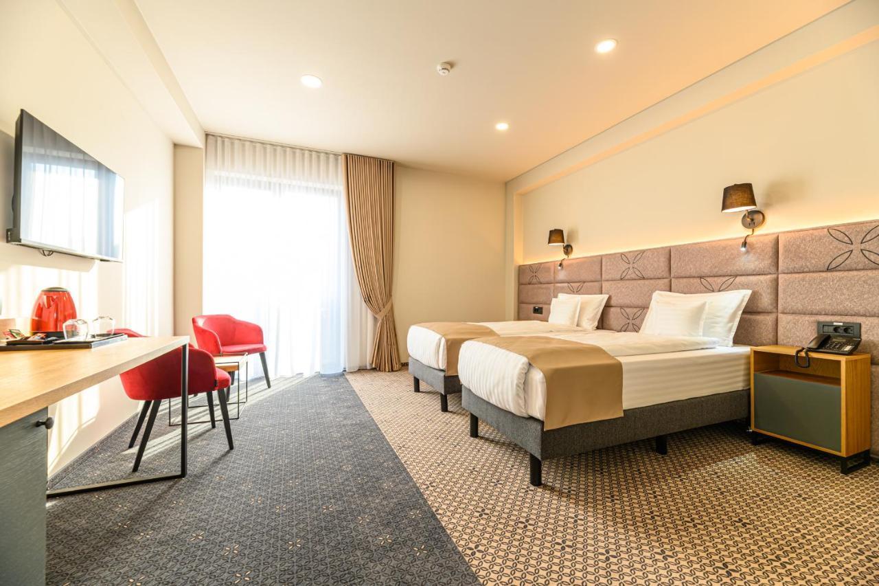 Hotel Dukat Gura Humorului Esterno foto