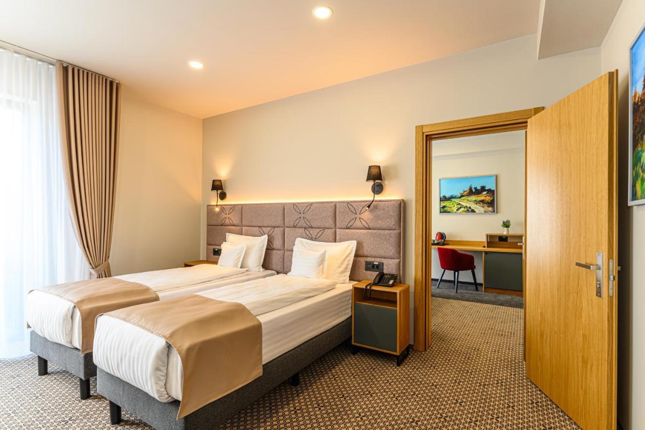 Hotel Dukat Gura Humorului Esterno foto