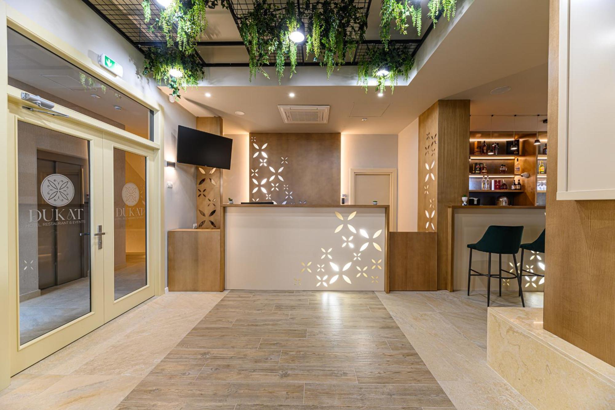 Hotel Dukat Gura Humorului Esterno foto