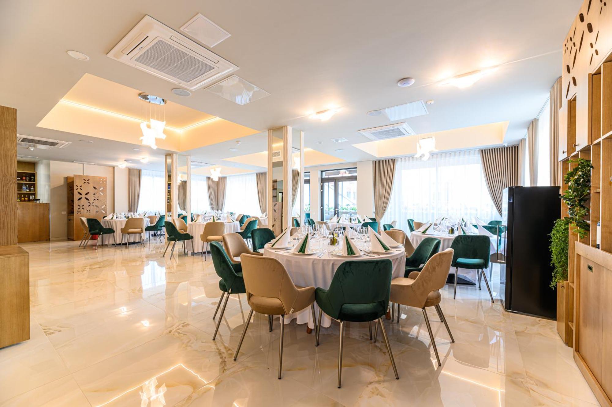 Hotel Dukat Gura Humorului Esterno foto